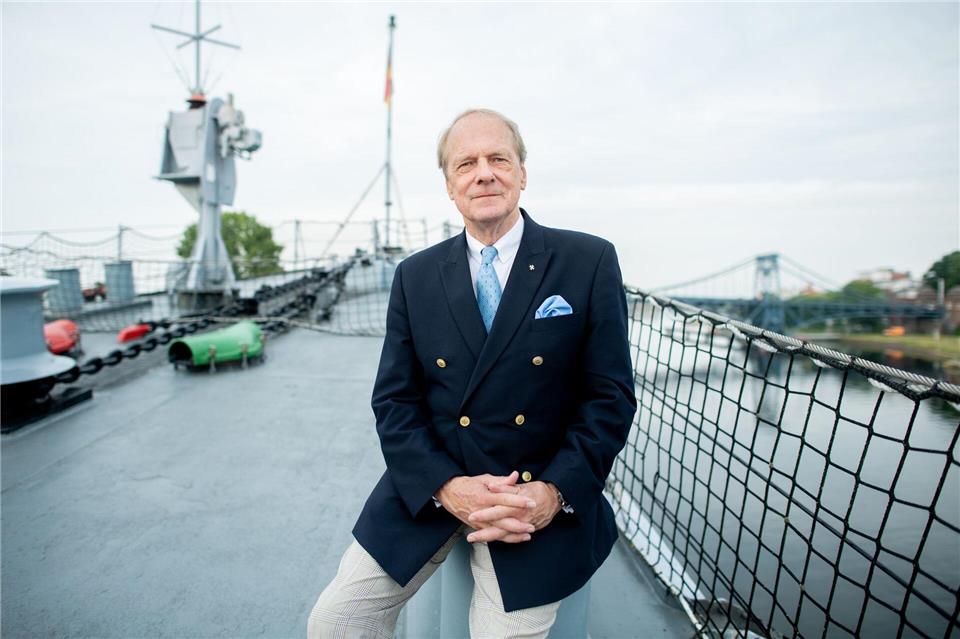 Marine im Blut: Vater und Sohn machen längsseitig fest Der ehemalige Flottillenadmiral Hubertus von Puttkamer ist inzwischen im Ruhestand. Hauke-Christian Dittrich/dpa