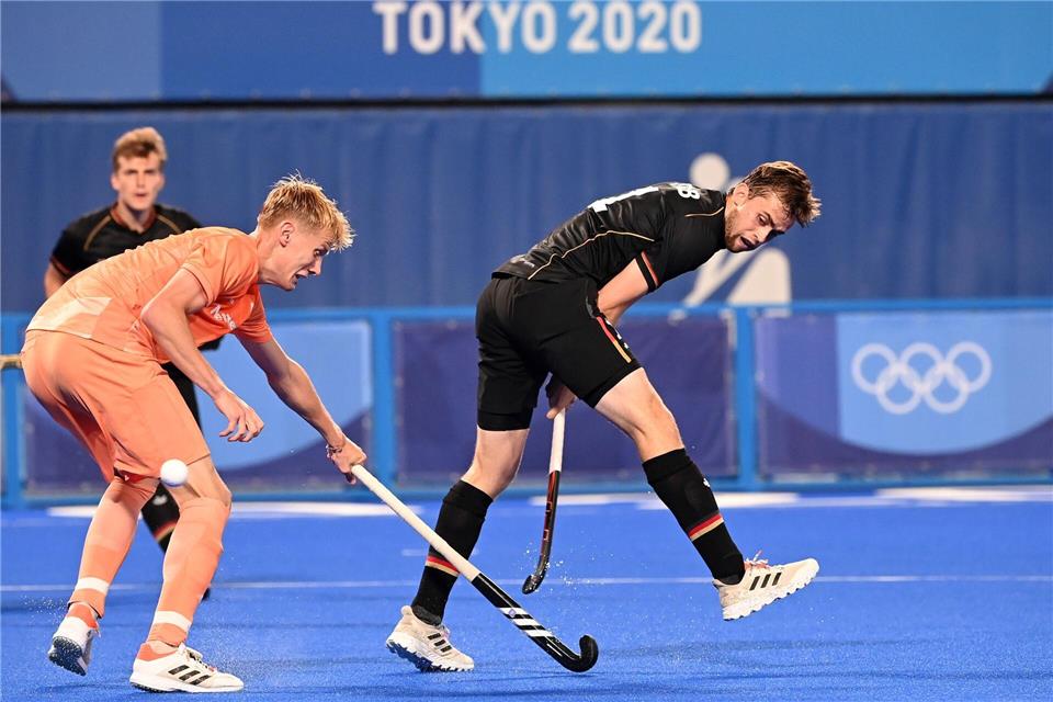 Der ehemalige Nationalspieler Constantin Staib (r.) schoss seinen UHC zum Hallentitel.Sebastian Gollnow/dpa