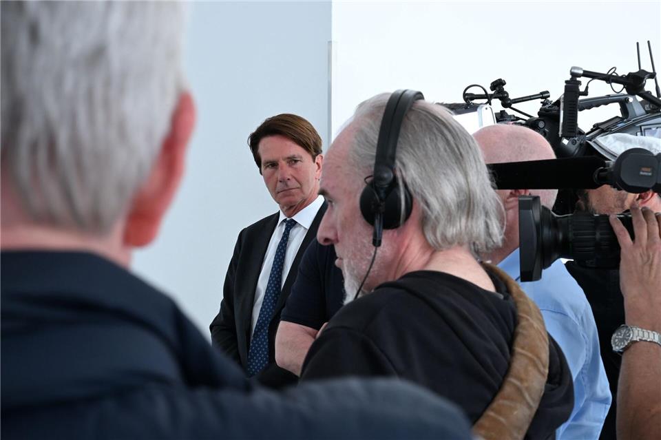 Der ehemalige Regierungssprecher Béla Anda (Mitte) macht künftig Öffentlichkeitsarbeit für die in Hamburg vor Gericht stehende Unternehmerin Christina Block. (Archivbild)Wolf von Dewitz/dpa