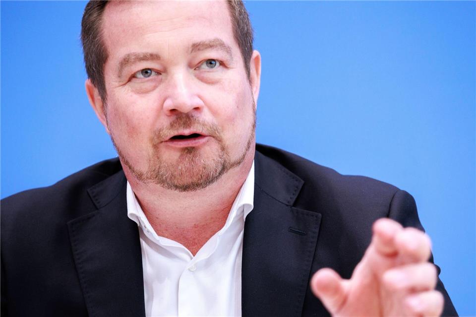 Der ehemalige SPD-Bundestagsabgeordnete und frühere Polizist, Uli Grötsch, veröffentlicht als Polizeibeauftragter des Bundes einmal pro Jahr einen Bericht, in dem es unter anderem um Diskriminierung durch Polizeibeamte geht. (Archivbild)Carsten Koall/dpa