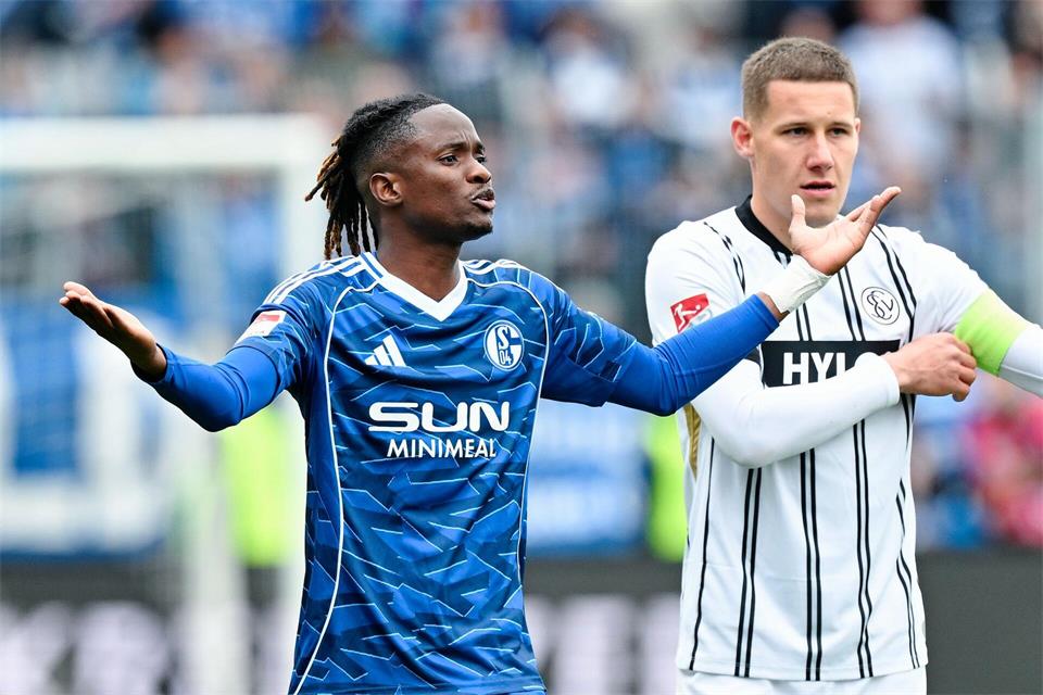 Der ehemalige Schalker Moussa Ndiaye ist bei Werder Bremen im Gespräch.Uwe Anspach/dpa