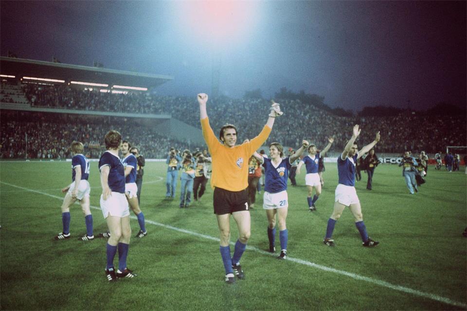 Der ehemalige Torhüter der DDR-Nationalmannschaft, Jürgen Croy (M.), wird 80Werner Baum/dpa