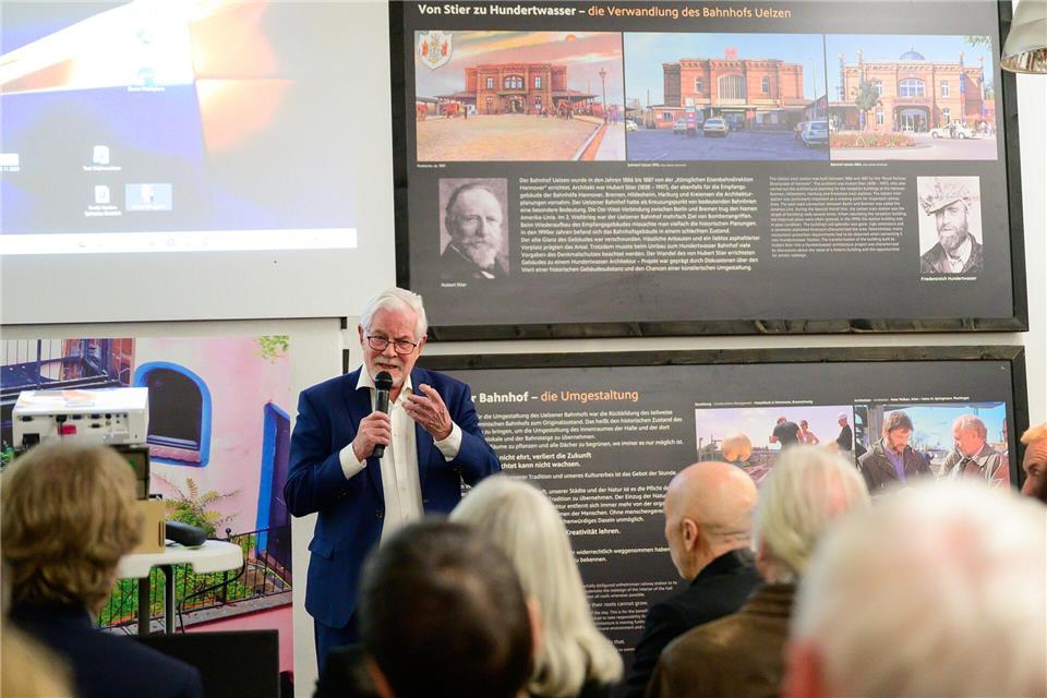Der ehemalige niedersächsische Ministerpräsident Gerhard Glogowski (SPD) spricht bei einer Feierstunde zum 25-jährigen Bestehen des Hundertwasser-Bahnhofs.Philipp Schulze/dpa