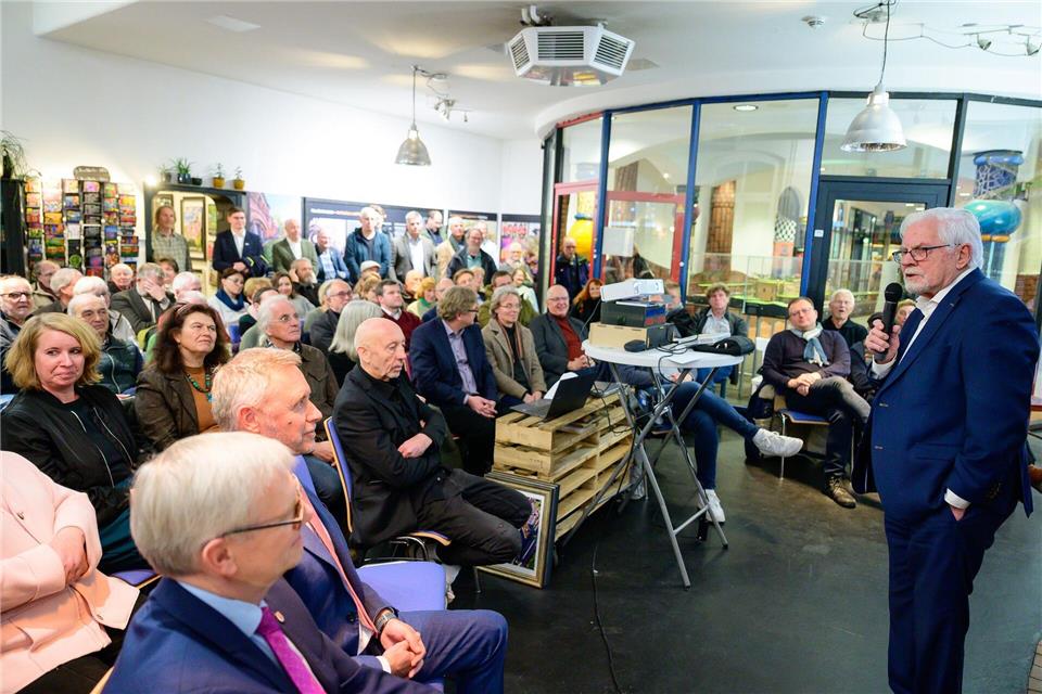 Der ehemalige niedersächsische Ministerpräsident Gerhard Glogowski (SPD) spricht bei einer Feierstunde zum 25-jährigen Bestehen des Hundertwasser-Bahnhofs.Philipp Schulze/dpa