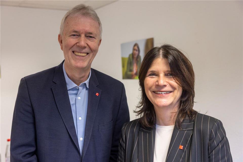 Der ehemalige verdi-Landesbezirksleiter Michael Blug und seine Nachfolgerin Marion Paul betonen die Notwendigkeit eines umfassenden Tariftreuegesetzes für Arbeitnehmer und Kommunen.Helmut Fricke/dpa