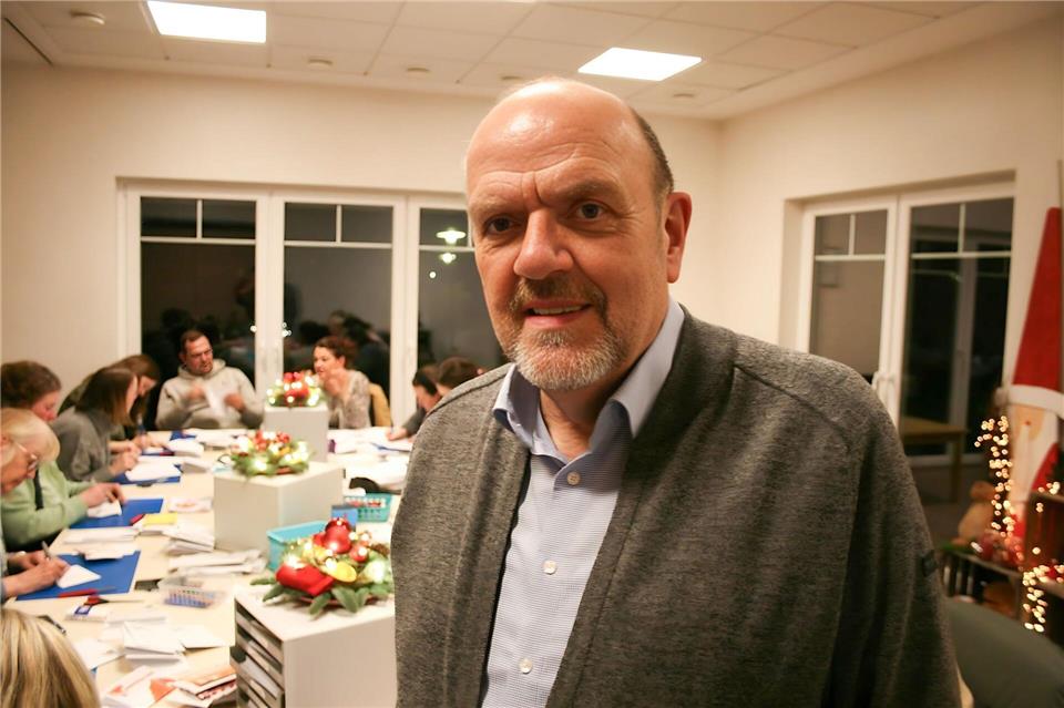 Der ehrenamtliche Leiter des Nikolausbüros, Hubert Weddehage, beantwortet im Team die Post an den Nikolaus.Kai Moorschlatt/dpa