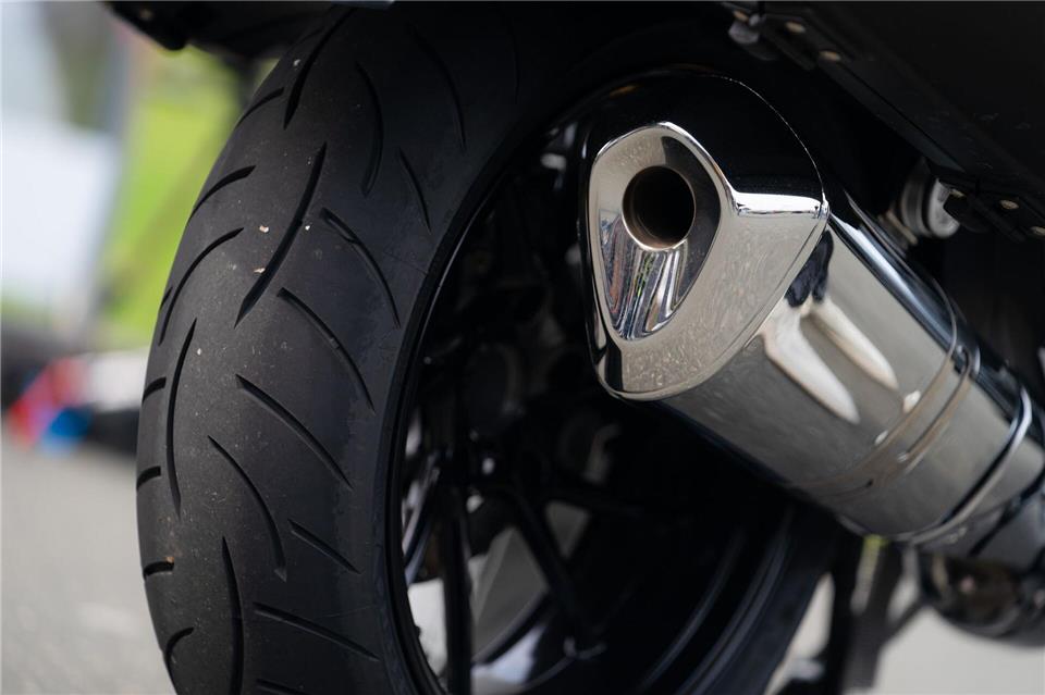 Der eifersüchtige Motorradfahrer folgt dem jungen Paar und attackiert schließlich den Fahrer des anderen Motorrads. (Symbolbild)Nicolas Armer/dpa