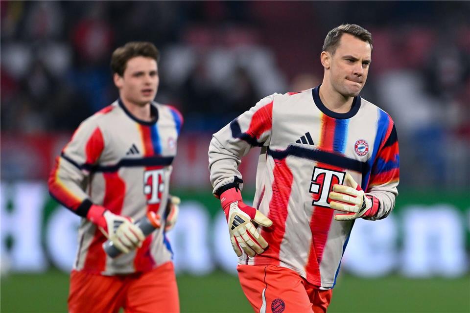 Der eine ist aktuell verletzt, der andere steht im Bayern-Tor: Manuel Neuer (r) und Jonas Urbig. (Archivbild)Sven Hoppe/dpa