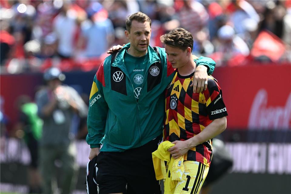 Der eine war Nationaltorwart, der andere will es werden: Manuel Neuer (l) und Jonas Urbig. (Archivbild)Federico Gambarini/dpa