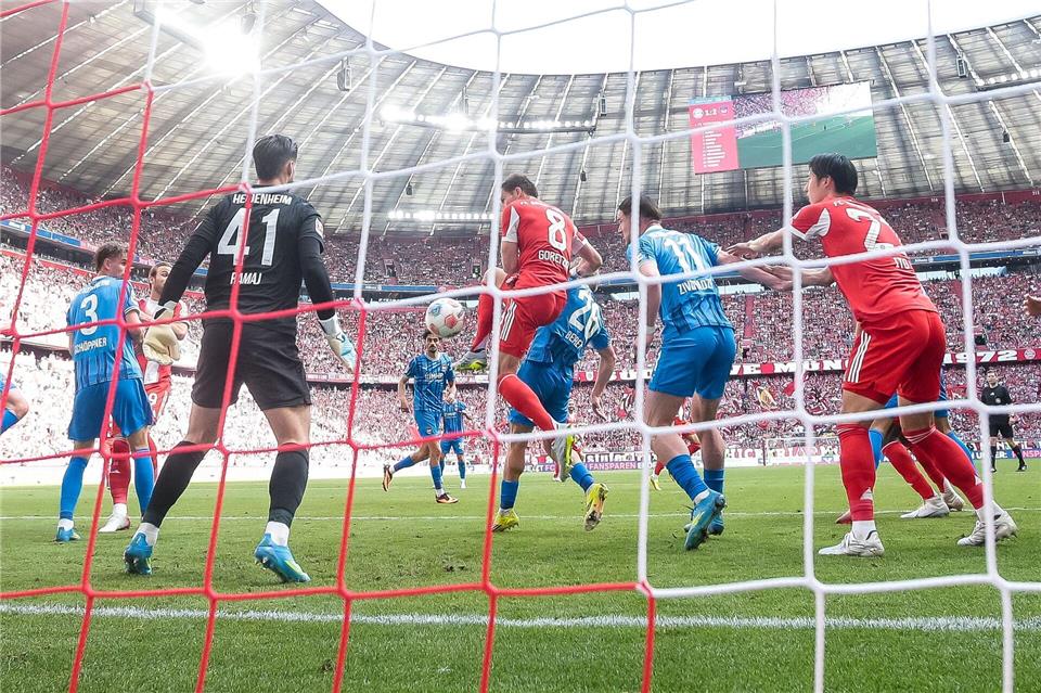 Der eingesprungene Goretzka-Volley zum 2:2.Harry Langer/dpa