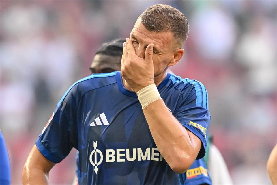 Der eingewechselte Edin Dzeko konnte in Unterzahl auch nichts mehr an Schalkes Niederlage ändern. Harry Langer/dpa
