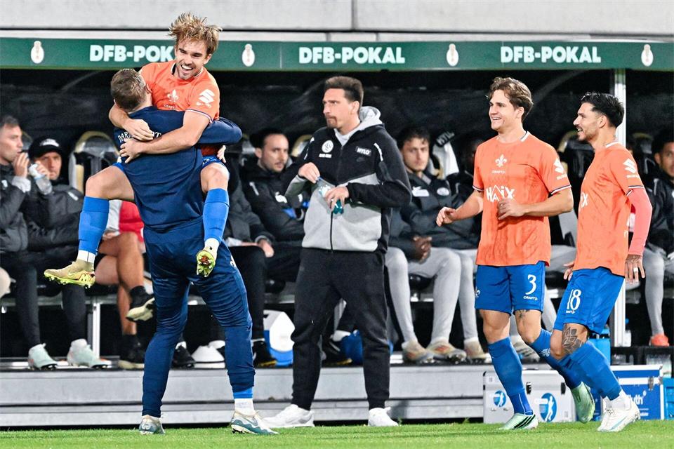 Der eingewechselte Lars Kehl feiert seinen Treffer mit Trainer Kohfeldt.Uwe Anspach/dpa