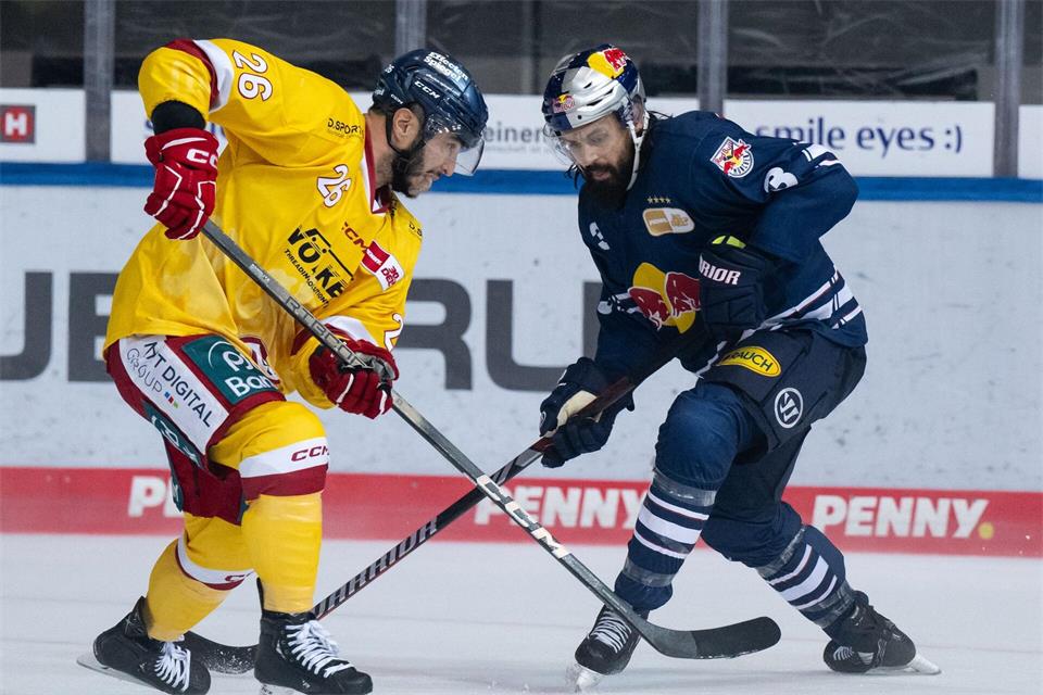 Der einstige DEG-Stürmer Phil Varone (l) spielt künftig für Krefeld. (Archivbild)Sven Hoppe/dpa