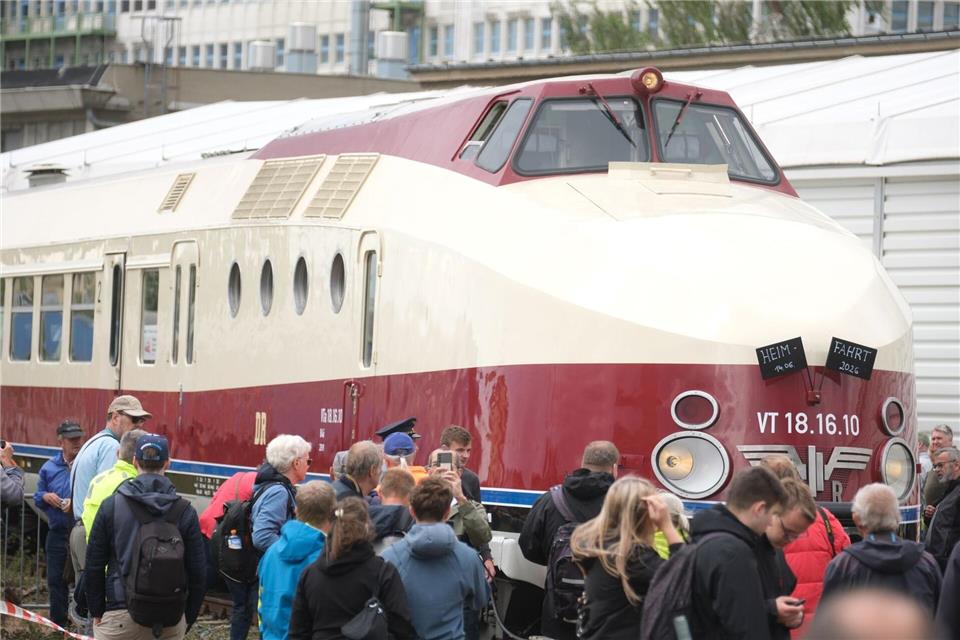 Der einstige Prestigezug der Deutschen Reichsbahn fährt in den Bahnhof in Radebeul-Ost ein. Sebastian Willnow/dpa