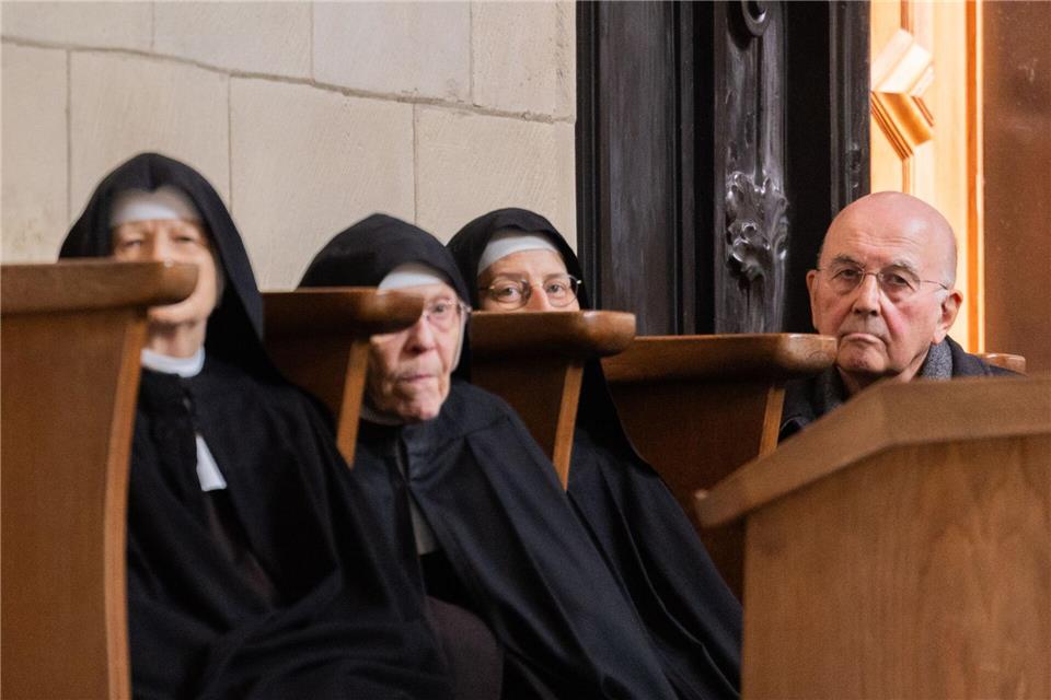 Der emeritierte Bischof Felix Glenn beobachtet die Vorstellung seines Nachfolgers.Rolf Vennenbernd/dpa