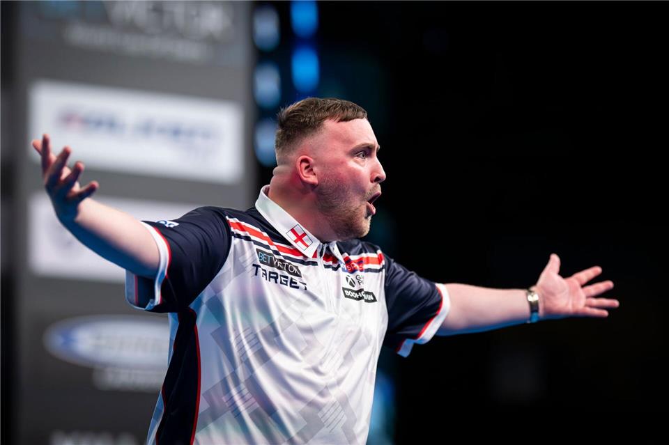 Der englische Darts-Star Luke Littler ist erstmals Team-Weltmeister.Hannes P. Albert/dpa
