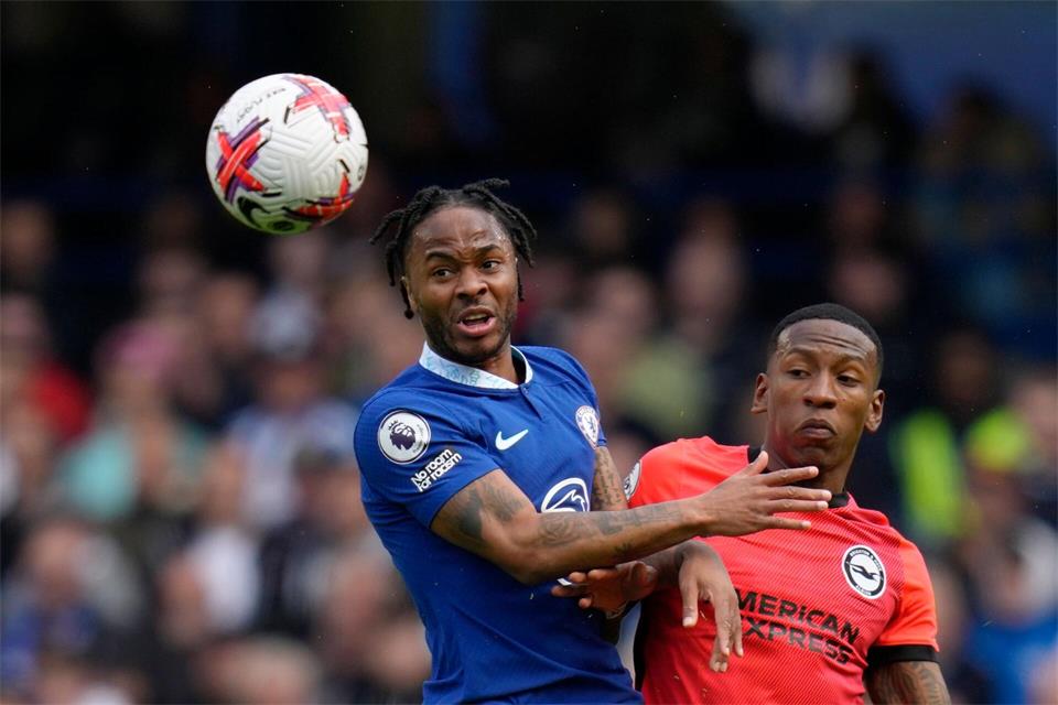 Der englische Ex-Nationalspieler Raheem Sterling (l) ist angeklagt worden. (Archivbild)Kirsty Wigglesworth/AP/dpa