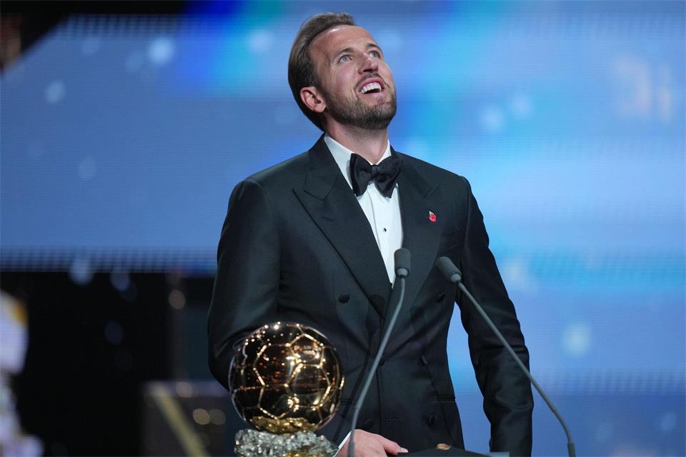 Der englische Fußballspieler Harry Kane erhält im London Palladium Theatre im Rahmen der Ballon-d’Or-Verleihung die Trophäe als Spieler des Jahres.Kin Cheung/AP/dpa