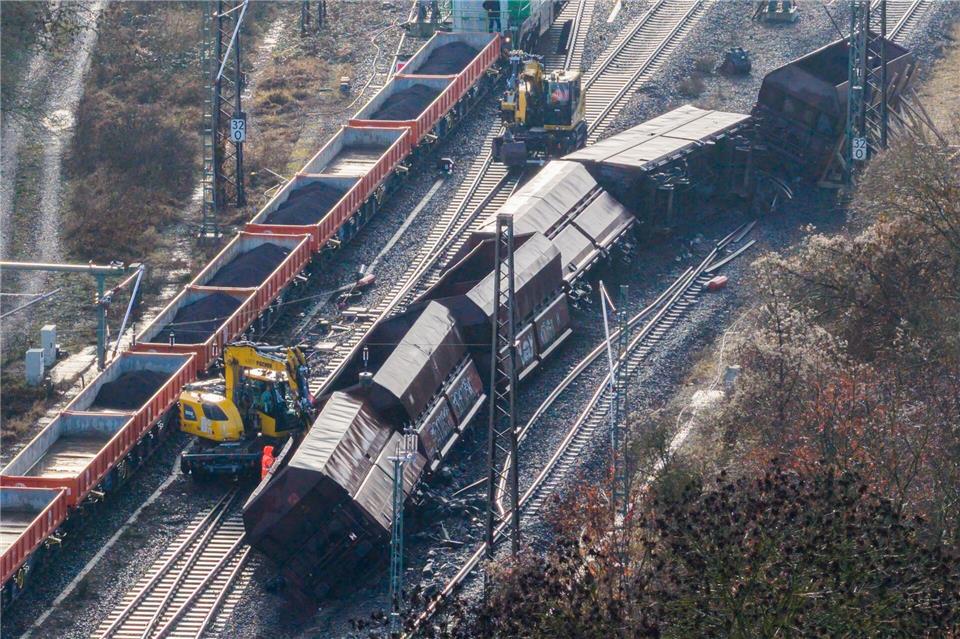 Der entgleiste Güterzug lag nach dem Unfall in einem Gleisbett. Mitte Februar soll die Strecke repariert sein. (Archivbild)Julian Stratenschulte/dpa