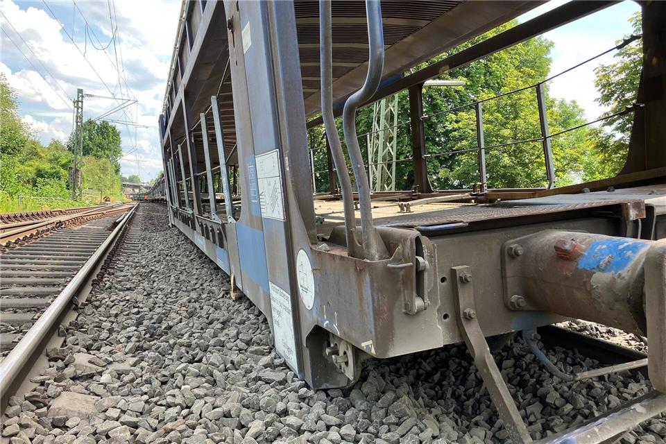Der entgleiste Waggon steht auf dem Kiesbett.Christine Schultze/dpa