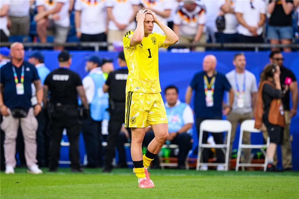 Der enttäuschte Nationaltorhüter Manuel Neuer nach der Niederlage gegen Paraguay. Das frühe Aus bei der Fußball-WM bedeutet weniger Zusatzgeschäft für Bayerns Einzelhandel. Tom Weller/dpa