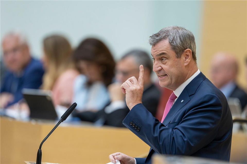 Der erhobene Zeigefinger war eine echte Ausnahme in der Rede. Sprachlich reichte Söder auch der Opposition die Hand.Peter Kneffel/dpa