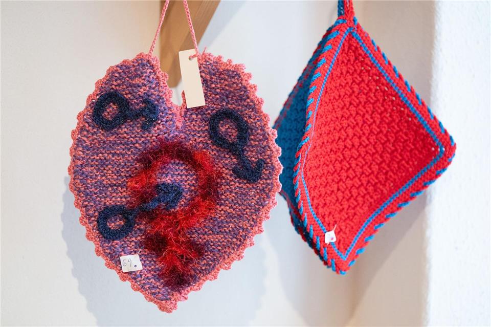 Der erotische Topflappen lässt Christina Koenig schmunzeln.Sebastian Kahnert/dpa