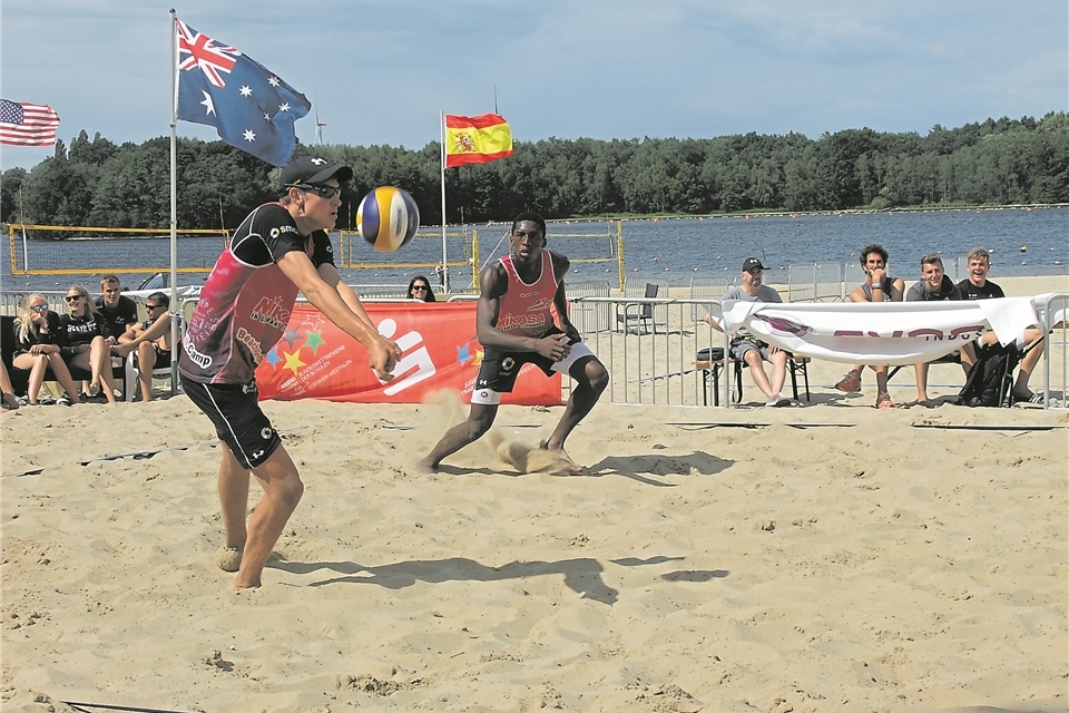 Der erst 16-jährige Rudy Schneider (rechts) dominierte mit seinem Partner Benedikt Sagstetter die Deutsche U 18-Beachvolleyballmeisterschaft in Haltern.