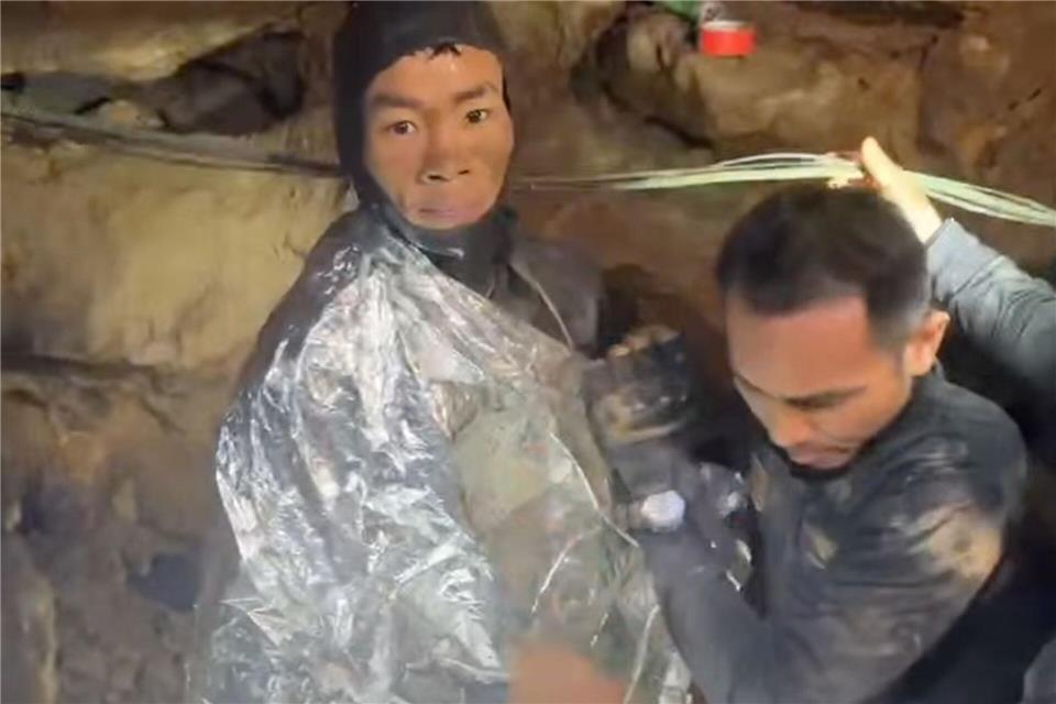 Der erste Goldsucher wurde am Freitagabend geborgen.-/Metta Tham Rescue Kalasin/AP/dpa