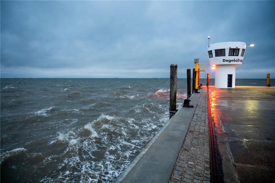 Der erste Herbststurm des Jahres zieht über die Nordsee.Daniel Bockwoldt/dpa/Daniel Bockwoldt