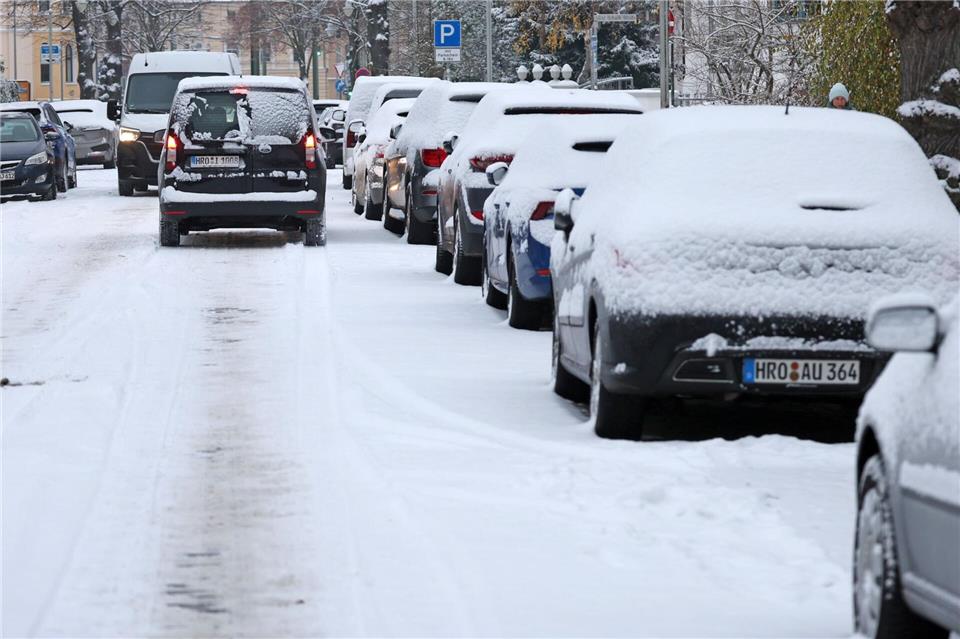 Der erste Schnee des Jahres verwandelte viele Straßen in Rutschbahnen.Bernd Wüstneck/dpa