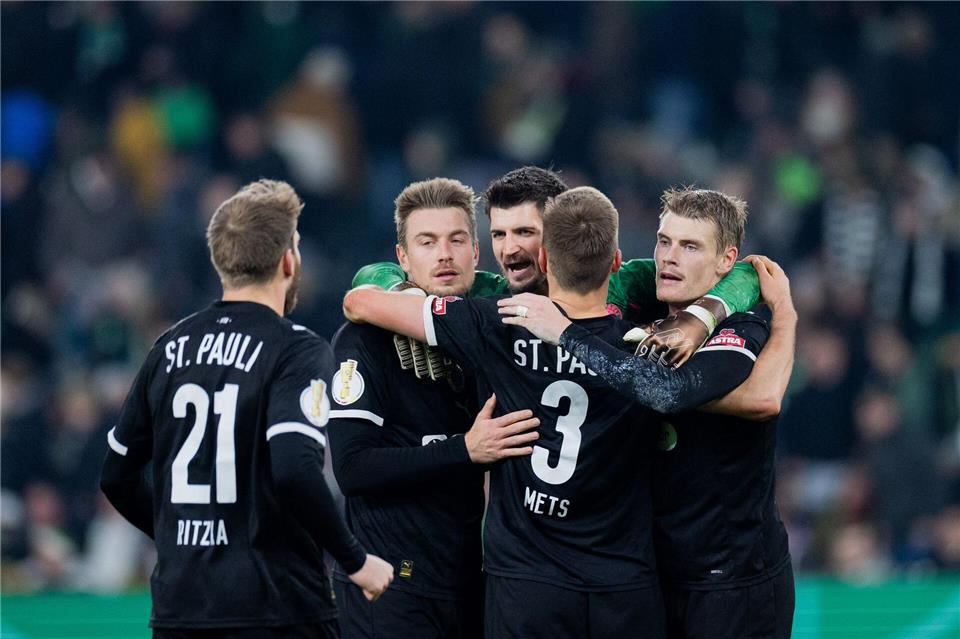 Der erste Sieg seit langem sorgt für ausgelassene Freude.Rolf Vennenbernd/dpa