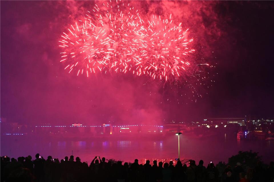 Schiffsparade und Feuerwerk - Hamburg Cruise Days beginnen Der erste Tag der Cruise Days wurde mit einem Feuerwerk beendet. David Hammersen/dpa
