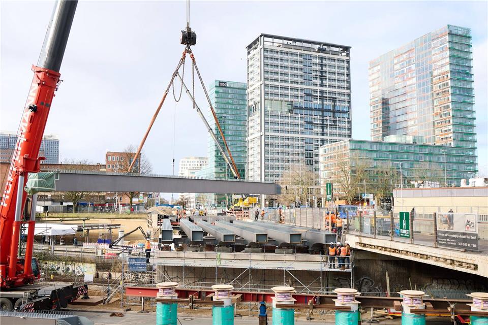 Der erste Teil der neuen Berlinertordammbrücke soll am 27. November für den Autoverkehr freigegeben werden.Georg Wendt/dpa