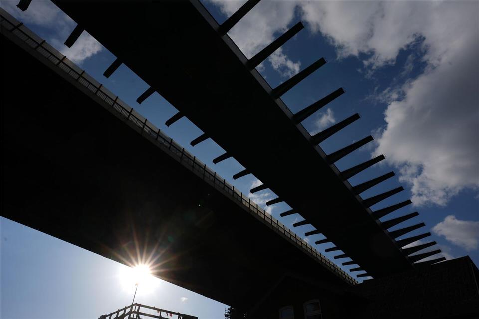 Der erste Teil der neuen Rader Hochbrücke soll Ende des Jahres befahrbar sein. Marcus Brandt/dpa
