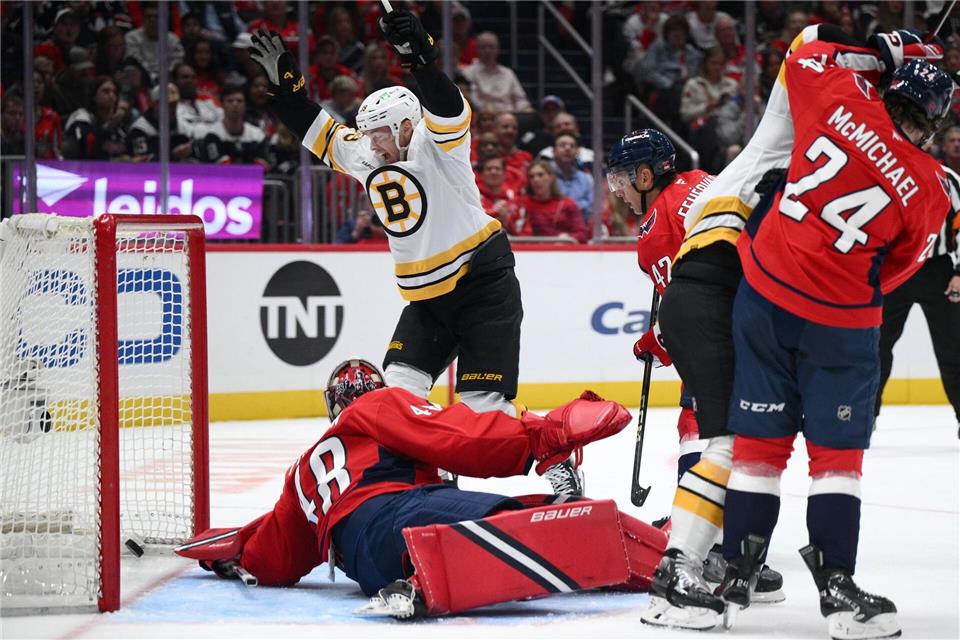 Trotz 400. NHL-Tor und 3:0-Führung: Niederlage für Draisaitl Der erste Treffer in der Amtszeit von Marco Sturm sorgte für Jubel bei den Bruins.Nick Wass/FR67404 AP/AP/dpa