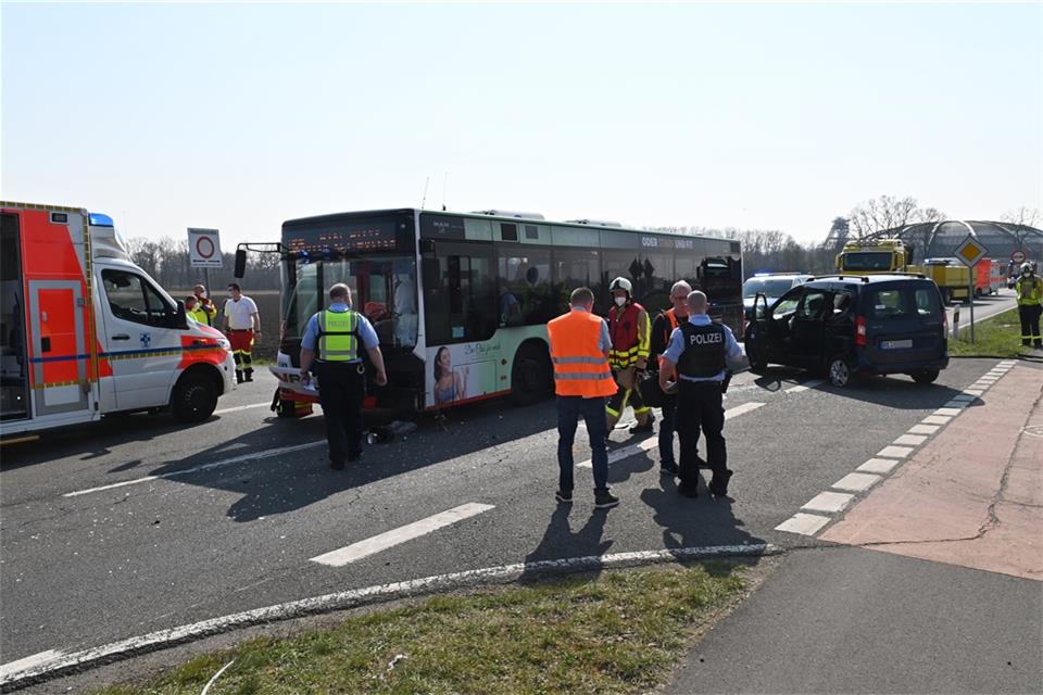Der erste Unfall mit einem Linienbus passierte gegen 12.10 Uhr. Bei diesem wurden Schulkinder verletzt. 