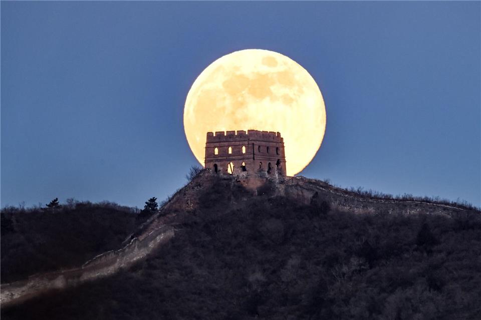 Der erste Vollmond des Jahres über dem Panlongshan-Abschnitt,  der Großen Mauer in der chinesischen Hauptstadt Peking, zu sehen. Der erste Vollmond des Jahres wird auch „Wolfsmond“ genannt.Chen Yehua/XinHua/dpa