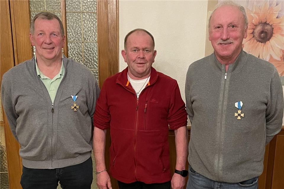 Der erste Vorsitzende Reinhard Terfloth (Mitte) gratulierte den Jubilaren Heinz Droste (li.) und Bernhard Löchtermann.