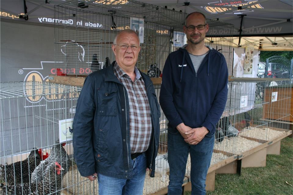 Der erste Vorsitzende Richard Tenbusch (links) und sein Stellvertreter Marc Verdirk freuen sich auf die Jubiläumsfeierlichkeiten des Rassegeflügelzuchtvereins Weseke. 