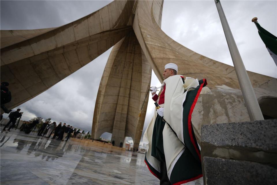 Der erste Weg führte den Papst in Algier zu einem Denkmal.Andrew Medichini/AP/dpa