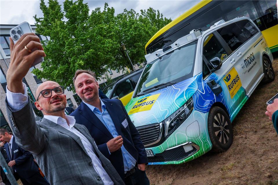 Der erste autonom fahrende Rufbus in Mecklenburg-Vorpommern soll ab Juli auf den Straßen rollen - zunächst noch mit Sicherheitsfahrer und ohne Passagiere ab Bord.Jens Büttner/dpa