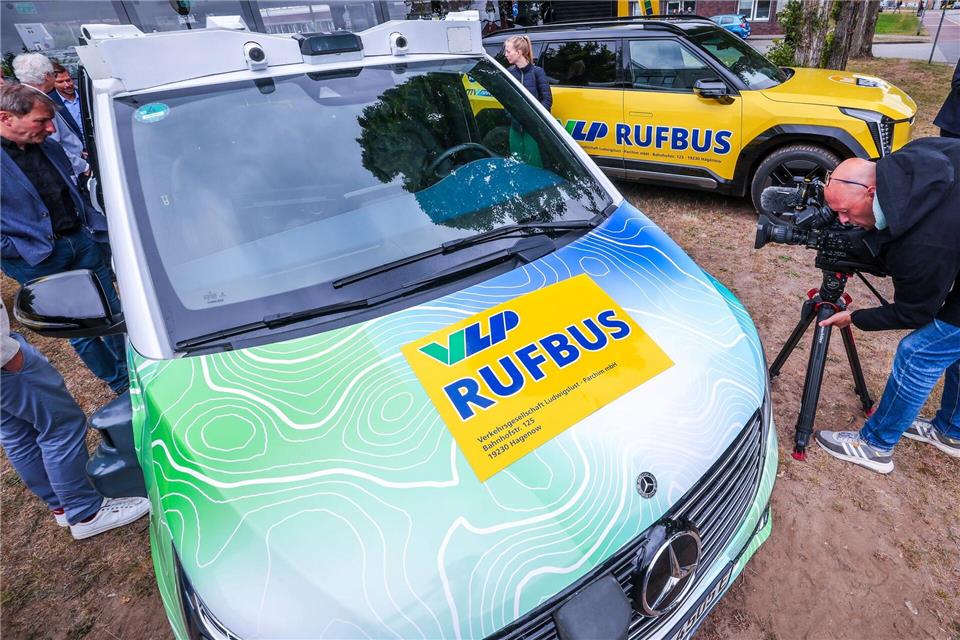 Der erste für das autonome Fahren ausgerüstete Rufbus in Mecklenburg-Vorpommern zieht das Interesse auf sich.Jens Büttner/dpa