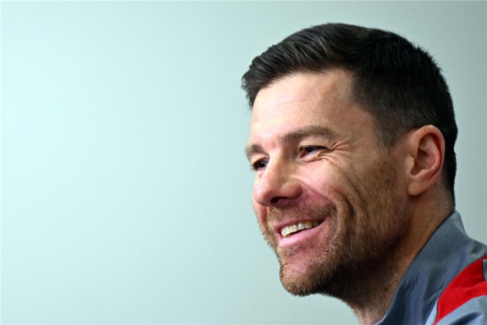 Der europaweit umworbene Xabi Alonso bleibt mindestens ein weiteres Jahr Trainer bei Bayer Leverkusen.