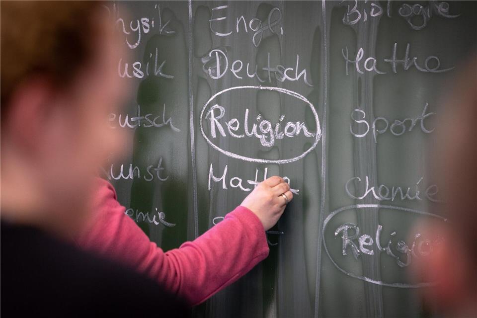 Der evangelische und katholische Religionsunterricht soll im neuen Fach Christliche Religion zusammengefasst werden. (Symbolbild)Friso Gentsch/dpa
