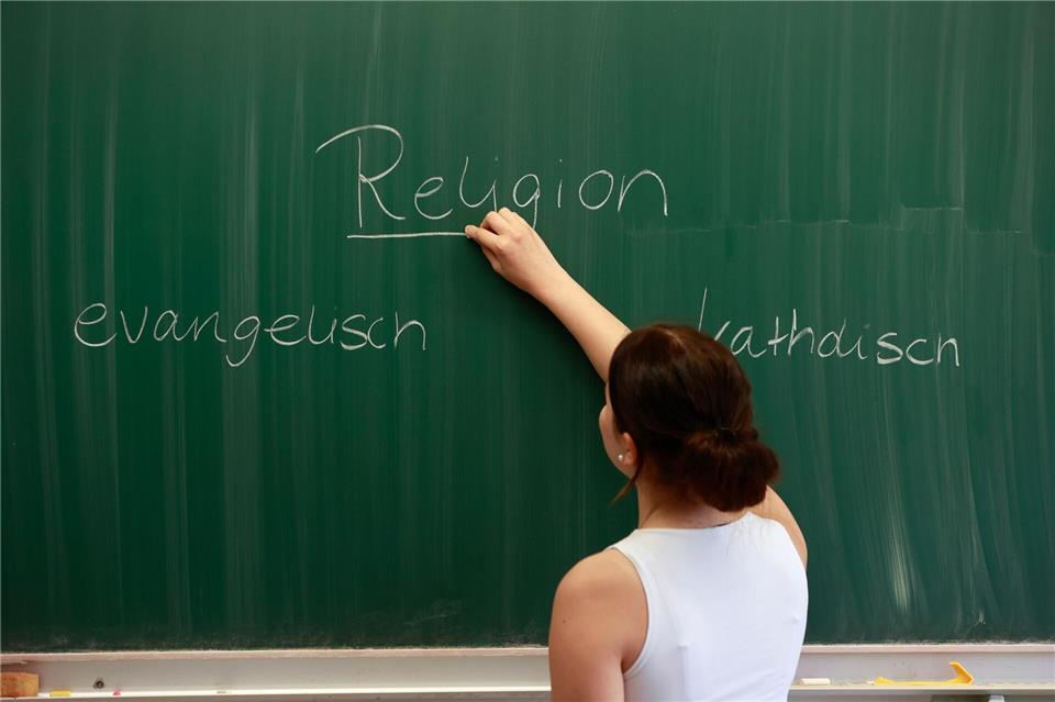 Der evangelische und katholische Religionsunterricht wird in Niedersachsen zusammengeführt. (Symbolbild)Matthias Bein/dpa