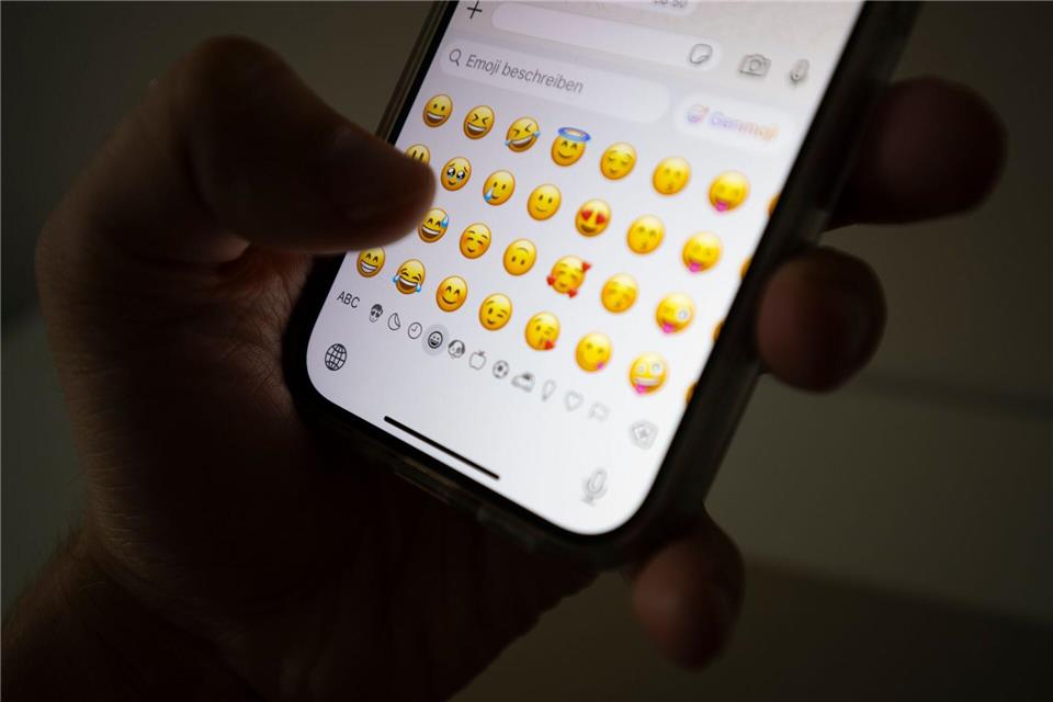 Wie Sie einen Internet-Troll abschütteln Der feine Unterschied: Troll-Bots erkennt man unter Umständen leicht, weil bei einer Interaktion die Antwort des vermeintlichen Users auf die Reaktion eines echten Users nicht passt.Philip Dulian/dpa/dpa-tmn