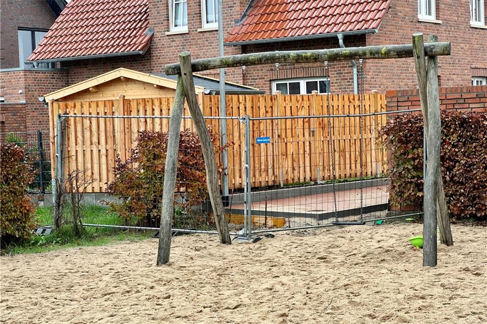 Der fertige Teil des Weges zum Spielplatz wird aktuell noch miz einem Bauzaun abgesperrt. 
