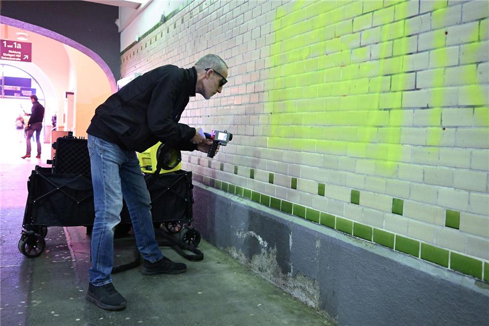 Der finanzielle Schaden allein durch Graffiti liegt laut Bahn konstant bei rund zwölf Millionen Euro pro Jahr.Bernd Weißbrod/dpa