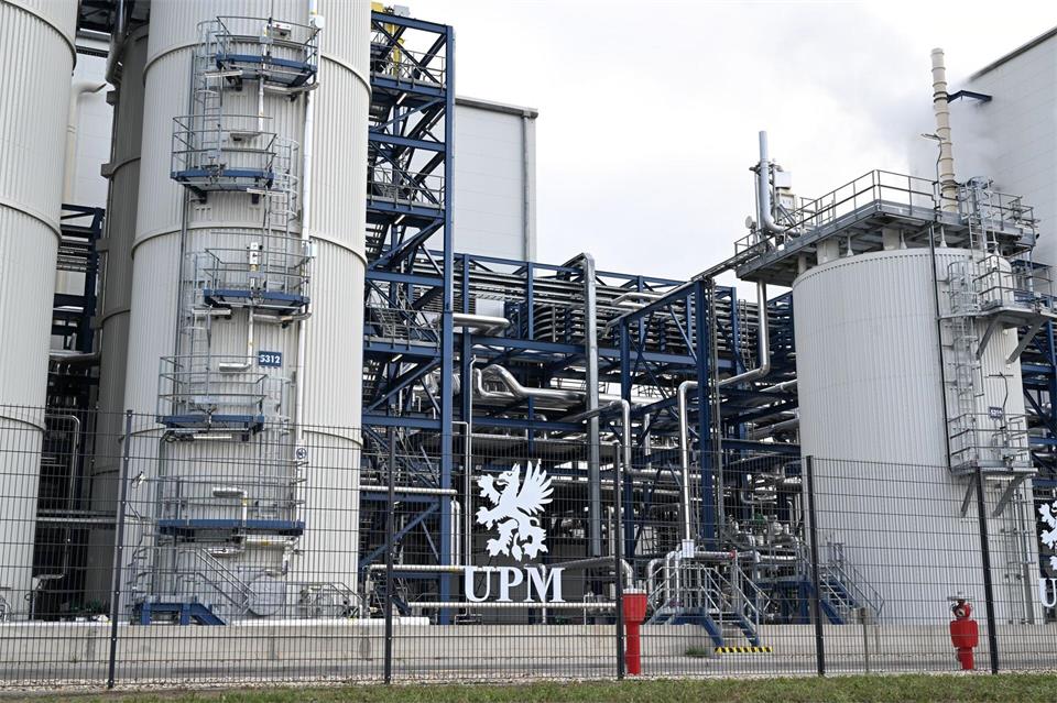 Der finnische Konzern UPM investiert 1,3 Milliarden Euro am Chemiestandort Leuna für eine Raffinerie, die Biochemikalien aus Holz gewinnen soll. (Archivbild)Hendrik Schmidt/dpa